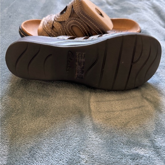 Clarks Sandals Pewter - New No Box Size 6.5 Super Cute and comfortable. - Picture 2 of 3
